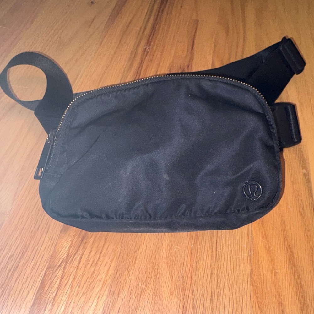 lululemon athletica black belt bag